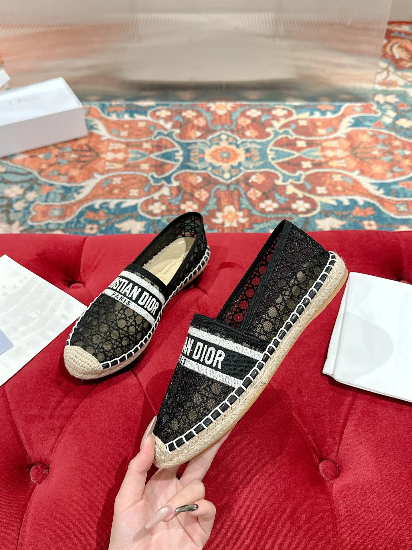 👟👟Ex-factory price 440👟👟 Dior DIOR's new popular early spring fisherman shoes 🆕 Simple, elegant and fashionable, timeless and timeless, it is a classic that will never fade away in the fashion circle, retro fisherman shoes. Original hand-woven surface, electric embroidery technology! Specific cloth surface and rubber outsole. Code number: 35-39 (40.41 customized, non-refundable)